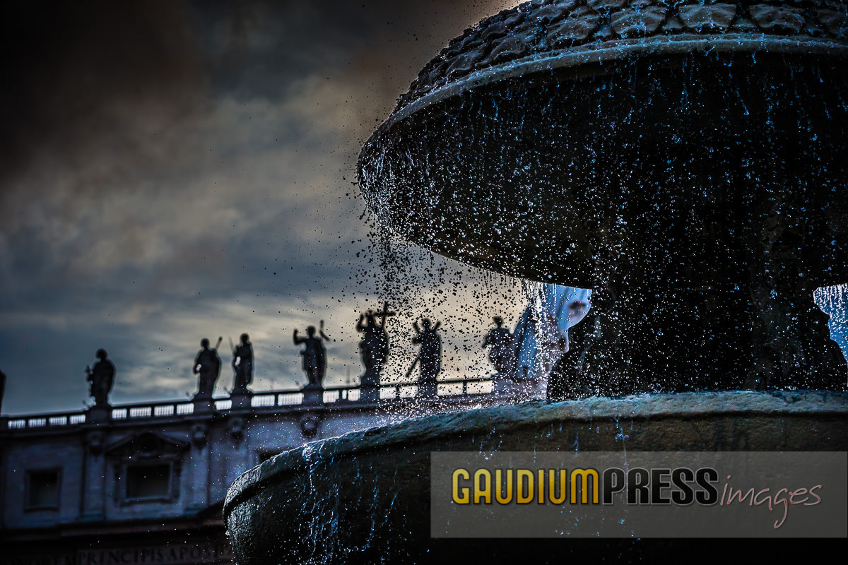 Rome: a water fountain watches over the pilgrims as the evening falls at St Peter Square. ©Gustavo Kralj/GPImages